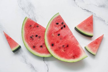 Beyaz arka planda taze karpuz parçaları
