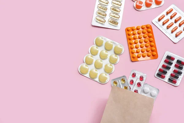 Shopping Bag Con Diverse Pillole Blister Sfondo Rosa — Foto Stock