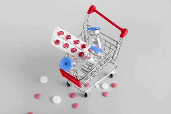 Mini Bevásárlókosár Különböző Tabletták Szürke Háttér — Stock Fotó