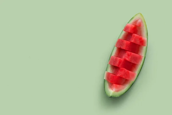 Biten Färsk Vattenmelon Grön Bakgrund — Stockfoto