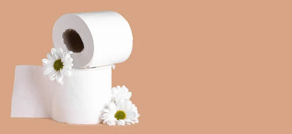 Tuvalet Kağıdı Ruloları Kahverengi Arka Planda Çiçekler Metin Için Yer — Stok fotoğraf