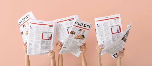 Mãos Femininas Com Jornais Sobre Fundo Rosa — Fotografia de Stock