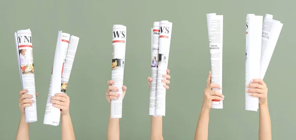 Mãos Femininas Com Jornais Sobre Fundo Cor — Fotografia de Stock
