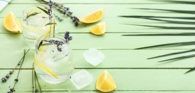 Yeşil ahşap arka planda soğuk lavantalı limonata.