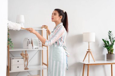 Evini temizleyen genç bir kadın.