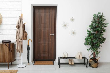 Kapısı, çekmecesi ve rafı olan aydınlık salonun içinde.