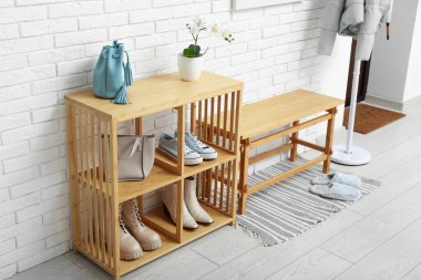 Raflar ve bank ile aydınlatma salonunun içi