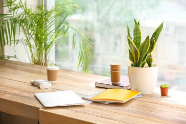 Dizüstü bilgisayarlı, not defterli ve kahveli Freelancer 'ın çalışma yeri