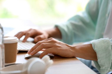 Ofiste bilgisayarla çalışan erkek programcı, yakın plan.