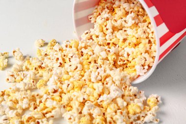 Beyaz arka planda lezzetli patlamış mısır kovası