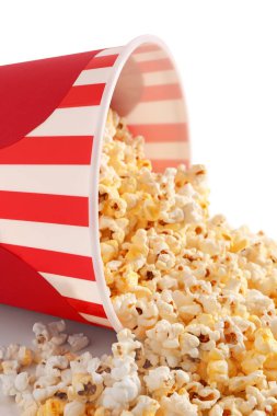 Beyaz arka planda lezzetli patlamış mısır kovası, yakın plan.