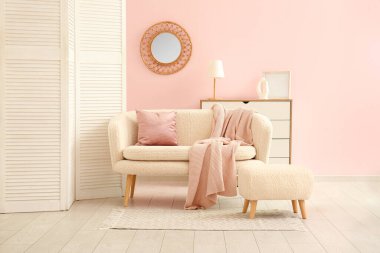 Modern oturma odası. Beyaz kanepe, kanepe ve katlanır ekran.