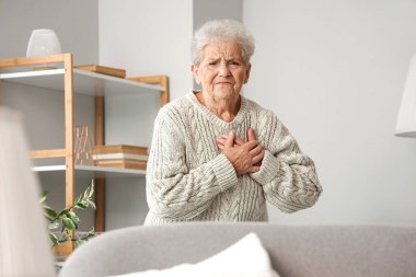 Üst düzey kadın evde kalp krizi