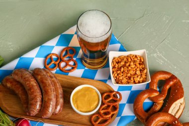 Bir bardak soğuk bira ve yeşil arka planda aperatifler. Ekim Festivali Kutlaması