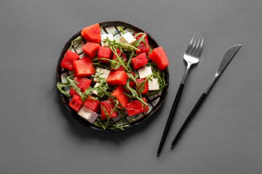 Gri arkaplanda lezzetli karpuz salatası