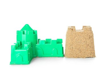 Beyaz arka planda kumdan yapılmış bir kale.