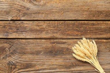 Tahta masadaki buğday ve tahıl demetleri