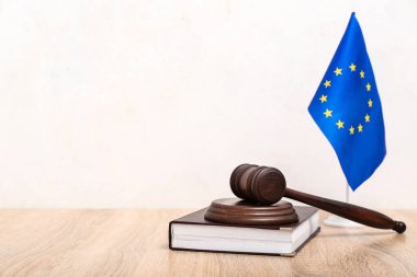 Hakimler tokmak, Avrupa Birliği bayrağı ve ahşap masa üzerinde hukuk kitabı