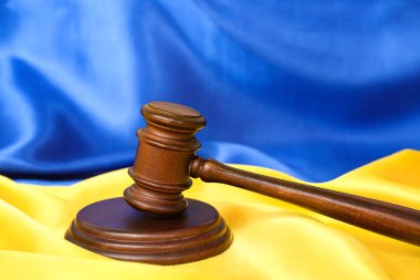 Ukrayna bayrağında yargıç tokmağı