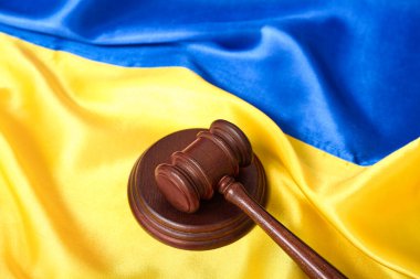 Ukrayna bayrağında yargıç tokmağı