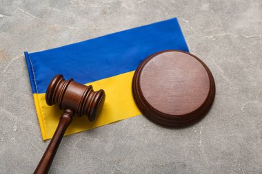 Hakimin tokmağı ve Ukrayna bayrağı gri masada.