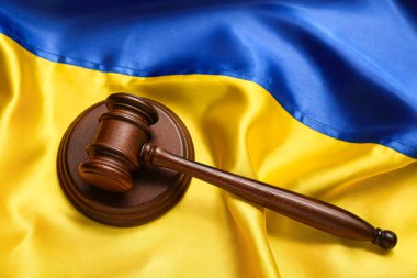 Ukrayna bayrağında yargıç tokmağı