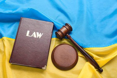 Yargıç tokmağı ve Ukrayna bayrağı üzerine hukuk kitabı