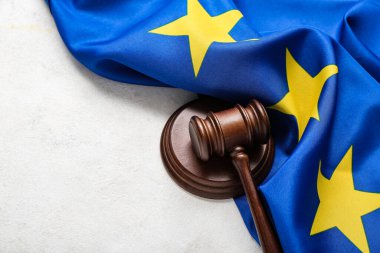 Hakimin tokmağı ve Avrupa Birliği bayrağı beyaz masada
