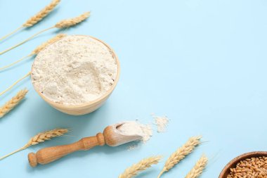 Buğday unu, dikenler ve mavi arka planda kepçeler.