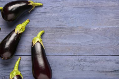 Mavi ahşap arka planda taze patlıcanlar