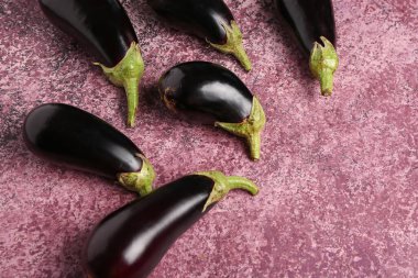 Pembe arka planda taze patlıcanlar