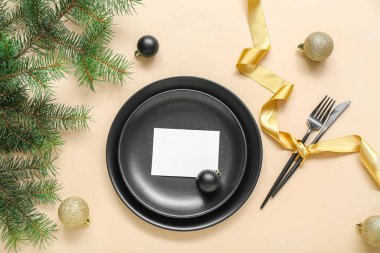 Bej arka planda Noel kutlaması için güzel bir masa.