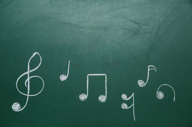 Yeşil arkaplanda farklı notalar