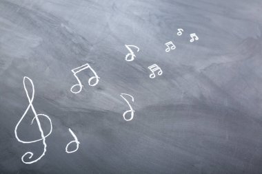 Siyah arkaplanda farklı müzik notaları