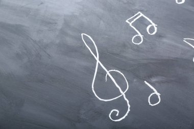 Siyah arkaplanda farklı müzik notaları