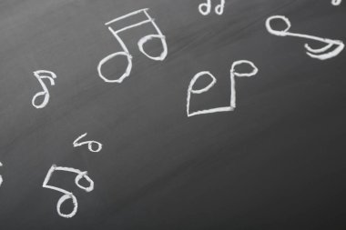 Siyah arkaplanda farklı müzik notaları