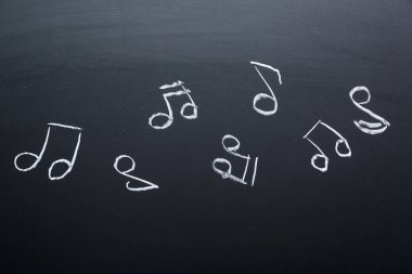 Siyah arkaplanda farklı müzik notaları