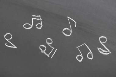 Siyah arkaplanda farklı müzik notaları