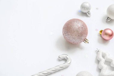 Beyaz arka plan üzerinde farklı Noel süsleri