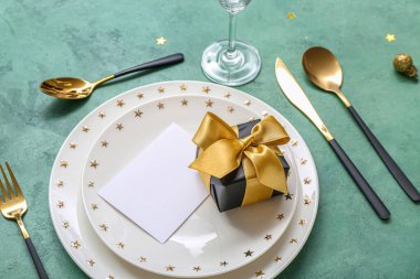 Yeşil arka planda Noel kutlaması için güzel bir masa.