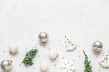 Beyaz arka plan üzerinde farklı Noel süsleri