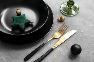 Gri arka planda Noel kutlaması için güzel bir masa.
