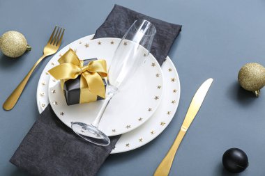 Gri arka planda Noel kutlaması için güzel bir masa.