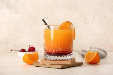 Masada bir bardak lezzetli mai tai kokteyli