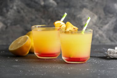 Siyah arka planda bir bardak lezzetli mai tai kokteyli.