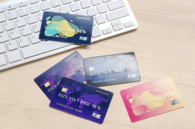 Bej ahşap arka planda kredi kartı olan klavye