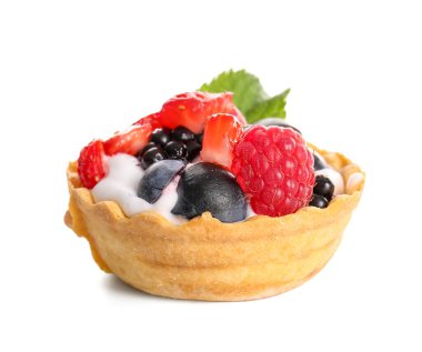 Krem şantili lezzetli tart ve beyaz arka planda çilek.