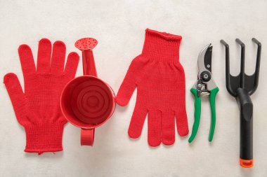 Açık arkaplanda farklı bahçe araçları