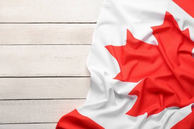 Beyaz ahşap arka planda Kanada bayrağı