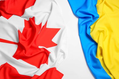 Beyaz arkaplanda Kanada ve Ukrayna bayrakları